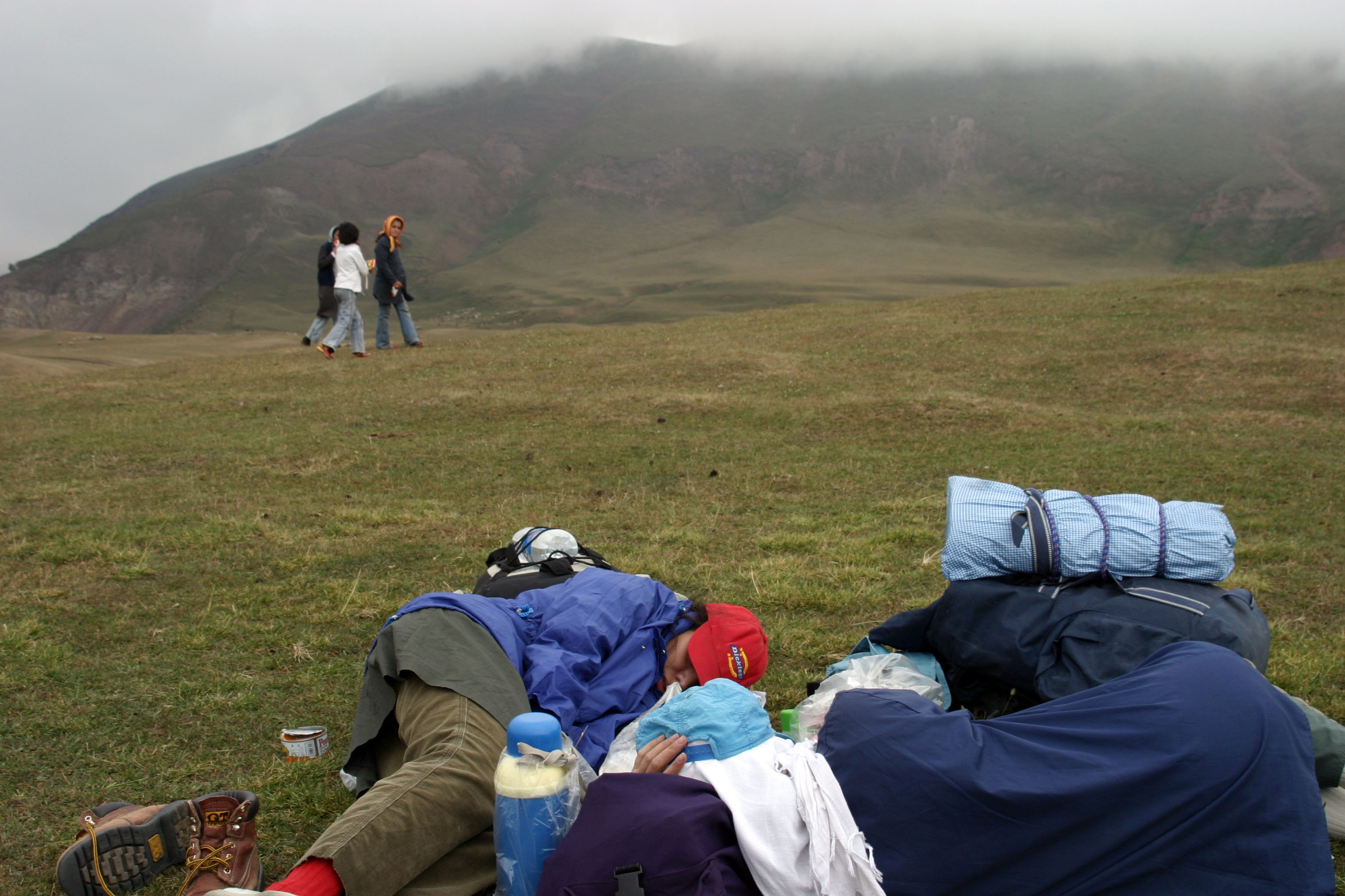 زنان کوهنورد در حال استراحت 