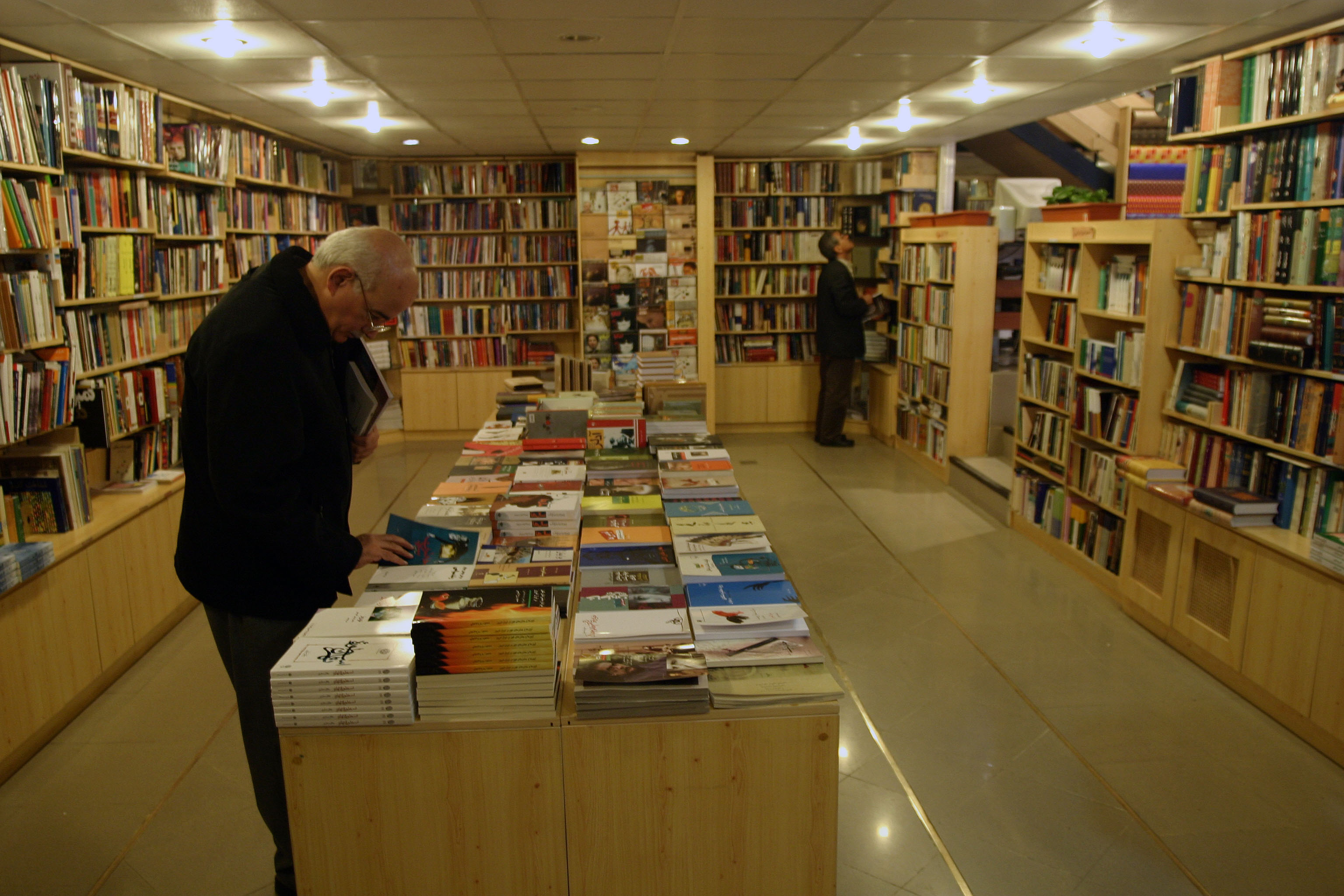 یک کتابفروشی در شمال تهران 