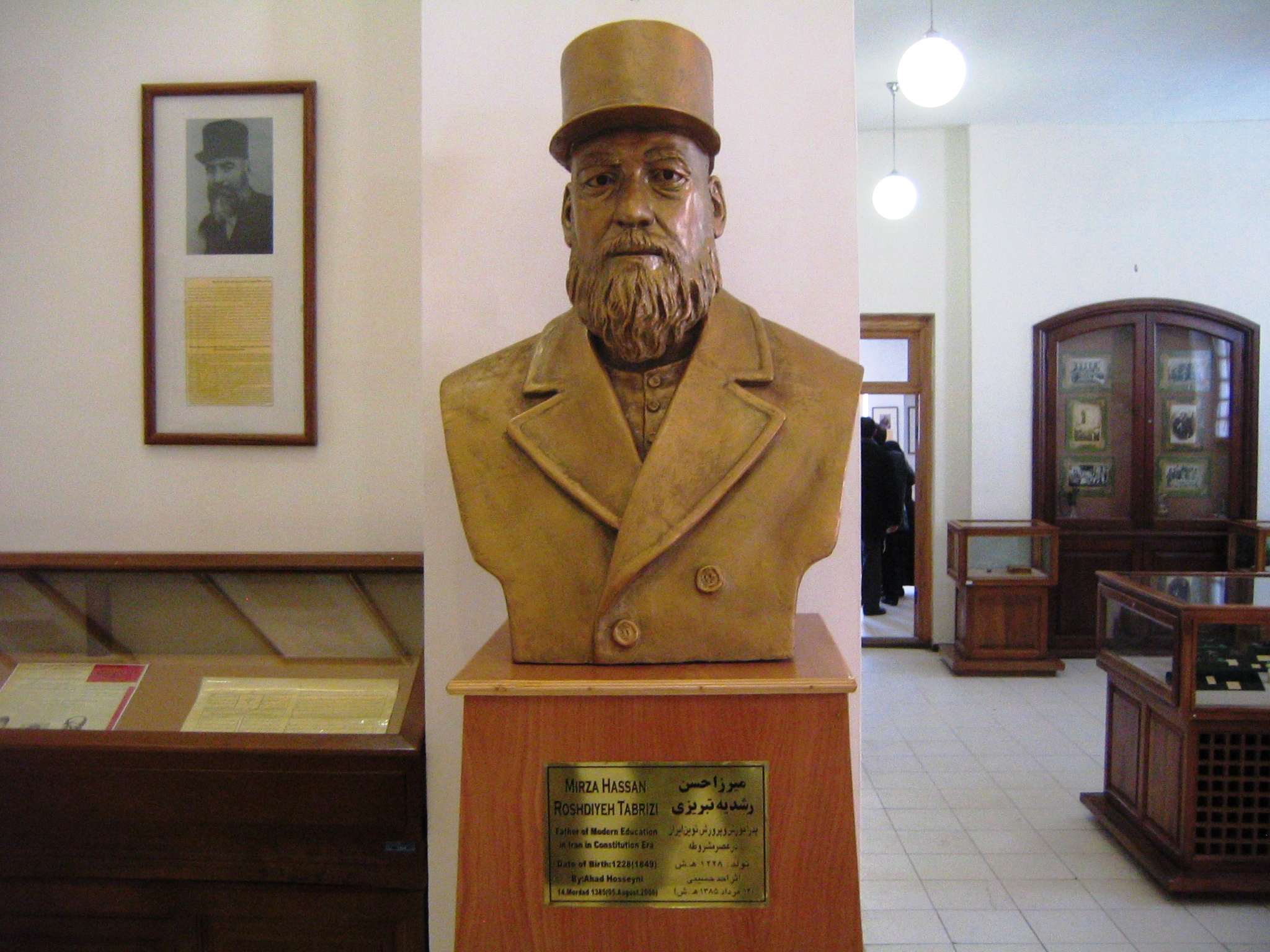 تندیس رشدیه در خانه مشروطه 