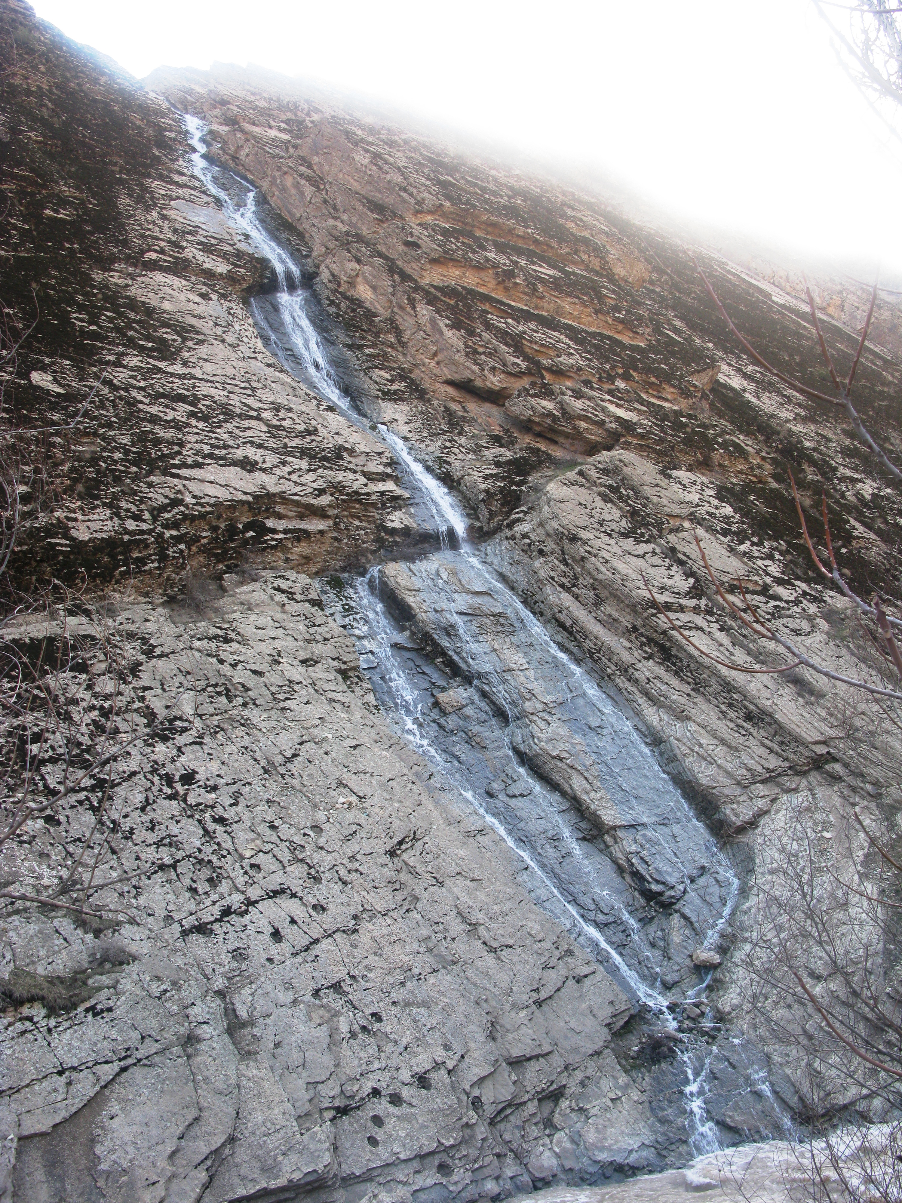 آبشار فصلی کنار رود کرج در آسارا 