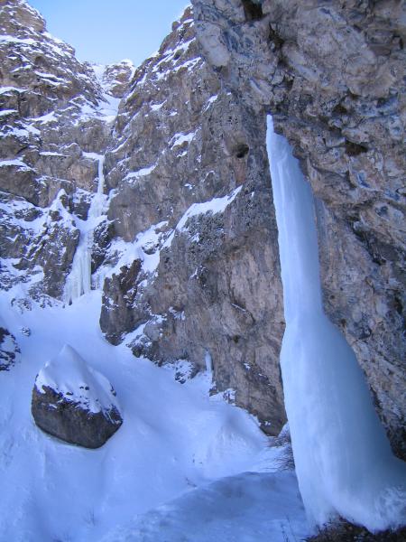 آبشار سنگان در زمستان 