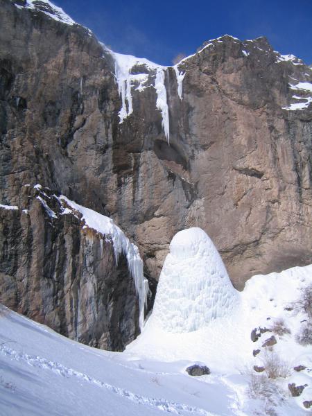 آبشار سنگان در زمستان 