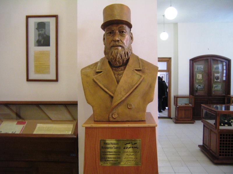 تندیس رشدیه در خانه مشروطه 
